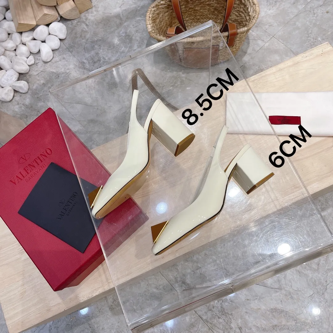 👟👟Ex-factory price 440👟👟 Genuine leather sole +40 Valentino Valentino 2023 spring and summer new product [Pyramid] large spike shoes are new☑️ ———————————— Valentino Garavani’s classic “Roman Stud” series debuts in a new interpretation! The latest golden big rivet element is full of high-end sense! Extremely fashionable ~ Upper: Original custom-made cow patent leather Lining: Original high-gloss imported sheepskin lining Outsole: Italian genuine leather Outsole: Wear-resistant rubber sole Size: 34-42 (34 and 42 are custom-made and non-refundable) Heel height: [8.5cm] - [6cm] (2 heel height options)